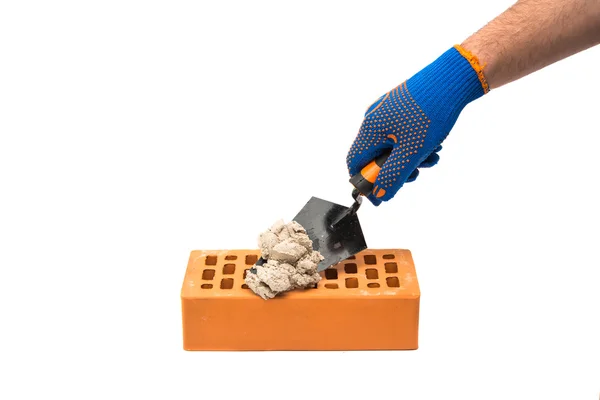 Строительная лопатка в мужской руке со строительными перчатками — стоковое фото