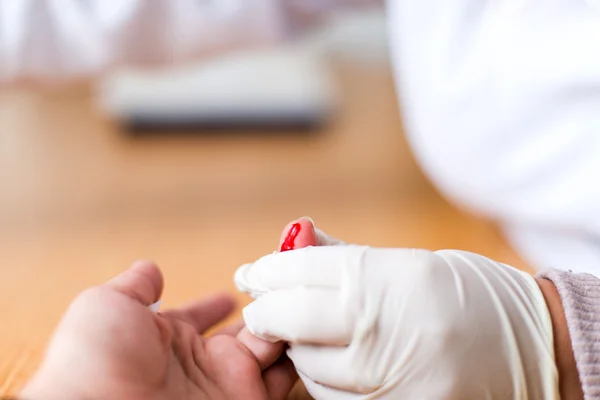 Análise de sangue de um dedo — Fotografia de Stock