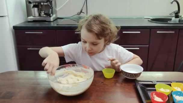 Meisje Koken Cupcake Keuken — Stockvideo