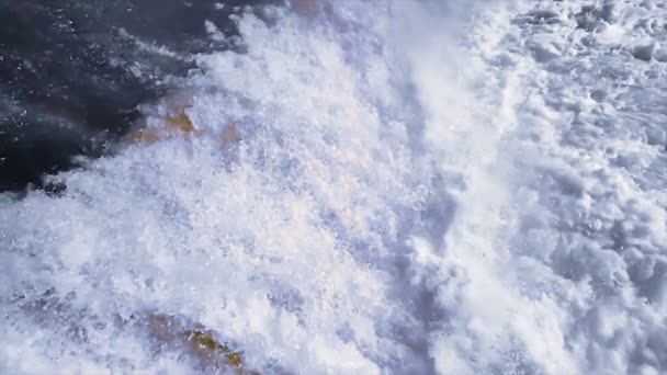 Быстрый Поток Воды Вблизи Водопад Медленное Движение — стоковое видео
