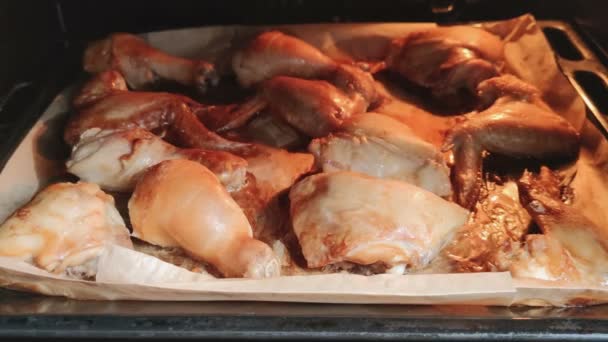 재래식 오븐에서 닭고기를 준비하는 — 비디오