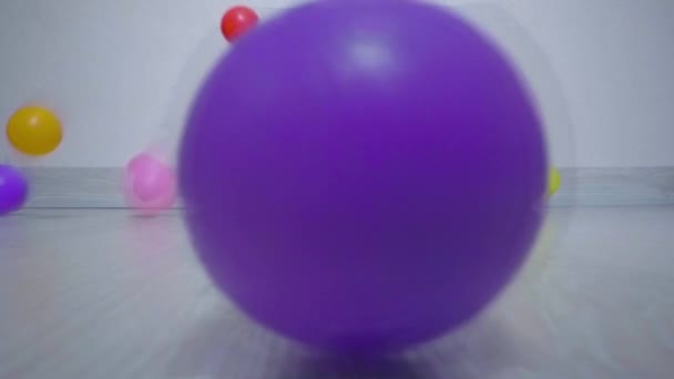 ゆっくりと床に落ちる子供のボール — ストック動画