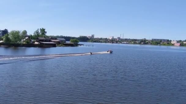 Uomo Tubi Dietro Motoscafo Sul Fiume — Video Stock