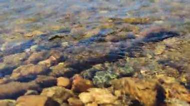 Nehirde şeffaf su akıntısı