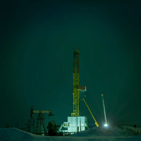 Impianto di perforazione di notte . — Foto Stock