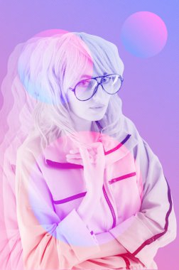 Güneş gözlüklü acayip kadın. Çılgın kadın ve gerçeküstü doku, şekil ve gradyan kompozisyonu. Çağdaş sanat kolajı. Zine kültürü. Pop sanat. Posterler, afişler, duvar kağıtları için moda dergisi tarzı.