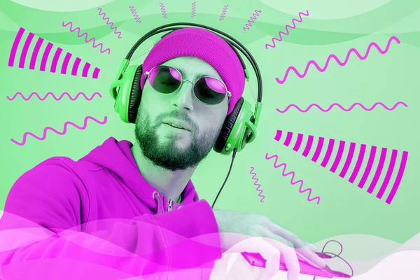 Pop sanat kolajı. Kulaklıklı ve güneş gözlüklü garip sakallı hippi DJ. Akıllı telefon oynatıcı uygulamasında müzik dinlemek. Çağdaş sanat posteri. Çılgın bir gece kulübü partisi. Asgari konsept. — Stok fotoğraf