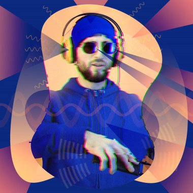 Pop sanat kolajı. Kulaklıklı ve güneş gözlüklü garip sakallı hippi DJ. Akıllı telefon oynatıcı uygulamasında müzik dinlemek. Çağdaş sanat posteri. Çılgın bir gece kulübü partisi. Asgari konsept.