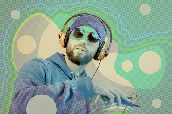 Collage style Pop Art. Funky hipster DJ barbu en casque et lunettes de soleil. Écouter de la musique en streaming dans l'application de lecteur smartphone. Affiche d'art contemporain. Soirée discothèque. Concept minimal. — Photo