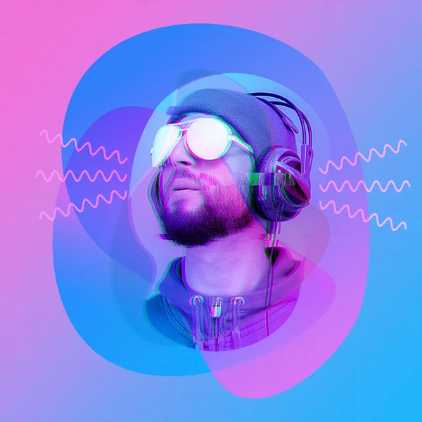 Collage style Pop Art. Funky hipster DJ barbu en casque et lunettes de soleil. Écouter de la musique en streaming dans l'application de lecteur smartphone. Affiche d'art contemporain. Soirée discothèque. Concept minimal. — Photo