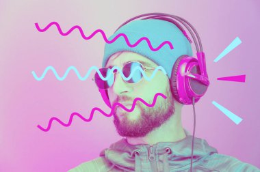 Pop sanat kolajı. Kulaklıklı ve güneş gözlüklü garip sakallı hippi DJ. Akıllı telefon oynatıcı uygulamasında müzik dinlemek. Çağdaş sanat posteri. Çılgın bir gece kulübü partisi. Asgari konsept.