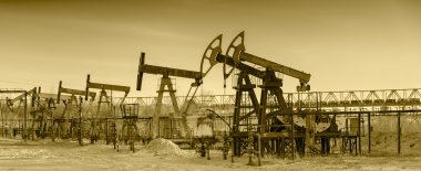 Petrol sahası üzerinde yağ pompaları.