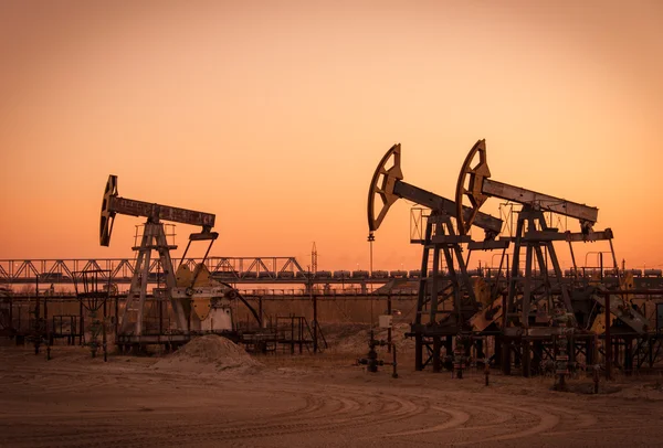 Oliepompen op een olieveld. — Stockfoto