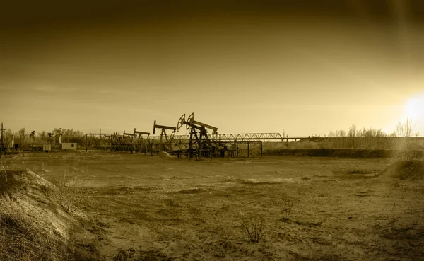 Petrol sahası üzerinde yağ pompaları. — Stok fotoğraf