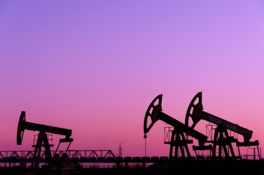 Petrol sahası üzerinde yağ pompaları.