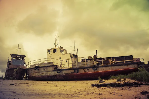 Старые разбитые корабли на побережье . — стоковое фото