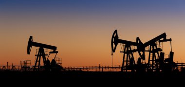 Petrol sahası üzerinde yağ pompaları.