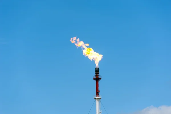 Tocha de gás de fogo de refinaria. — Fotografia de Stock