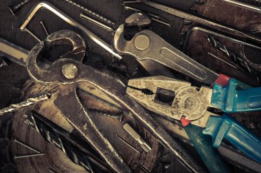 çeşitli araçları ve aletleri.