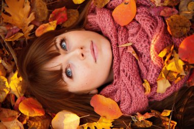 Casual güzel kız ormanda