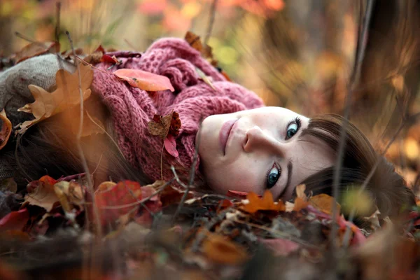 Příležitostné krásnou dívku v lese — Stock fotografie