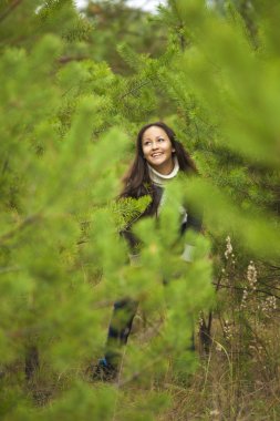 yeşil bir ormanda güzel kız