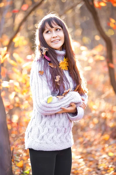 Menina bonita em uma floresta verde — Fotografia de Stock