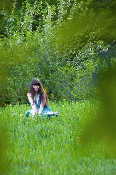 Menina bonita em uma floresta verde — Fotografia de Stock