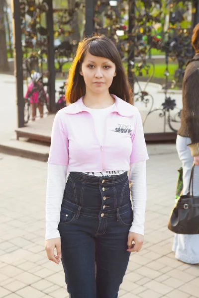 Schöne Mädchen in einer Stadt — Stockfoto