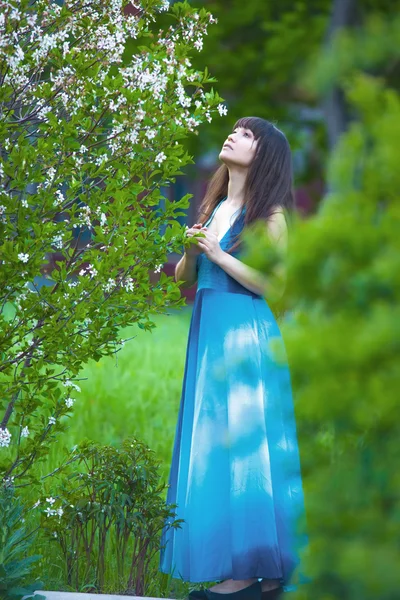 Красивая девушка в зеленом лесу — стоковое фото
