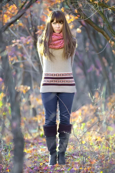 Příležitostné krásnou dívku v lese — Stock fotografie