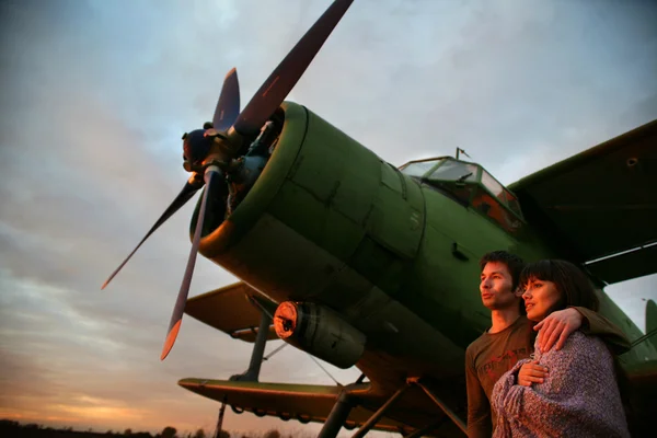 Romantisches junges Paar in der Nähe des Flugzeugs. alte Zeit — Stockfoto