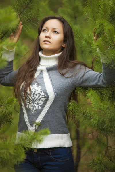Krásná dívka v zeleném lese — Stock fotografie
