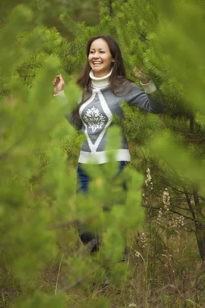 Beautiful girl in a green forest — Stock Photo, Image
