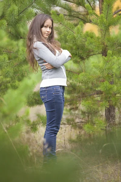 Menina bonita em uma floresta verde — Fotografia de Stock