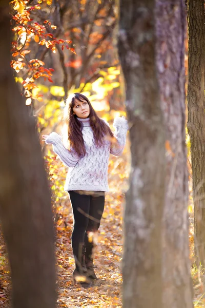 Belle fille dans une forêt verte — Photo