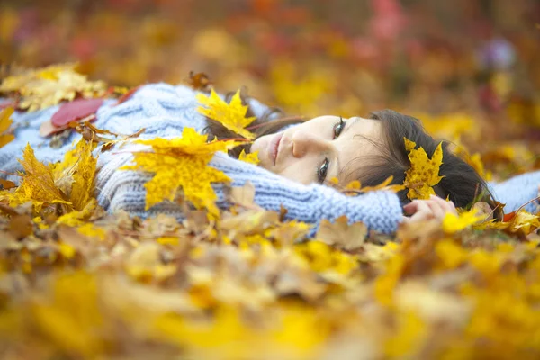 Menina bonita em uma floresta verde — Fotografia de Stock