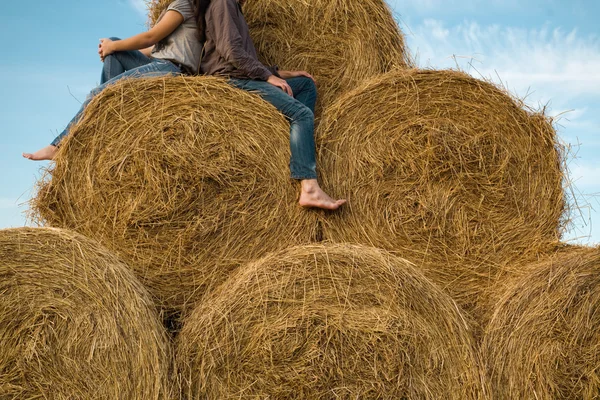 Schönes junges Paar im Heuhaufen — Stockfoto