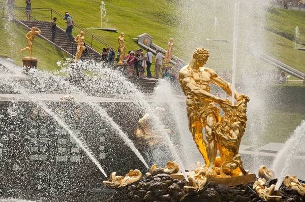 La Fuente de Sansón, Gran Cascada en Peterhof, San Petersburgo, Rusia —  Fotos de Stock