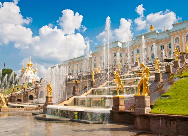 Gran Cascada en Peterhof, San Petersburgo, Rusia — Foto de Stock