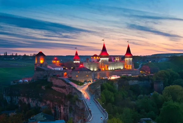 Vieux château à Kamenetz-Podolsk en soirée — Photo