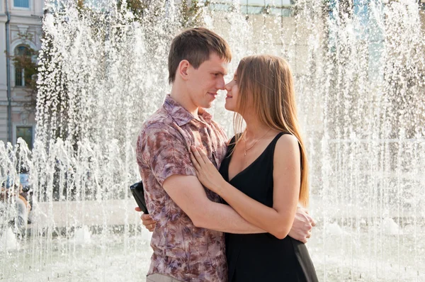 Feliz jovem casal — Fotografia de Stock