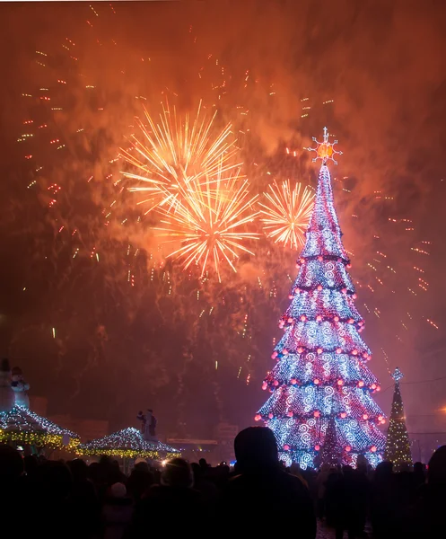 Árvore de natal e fogos de artifício — Fotografia de Stock