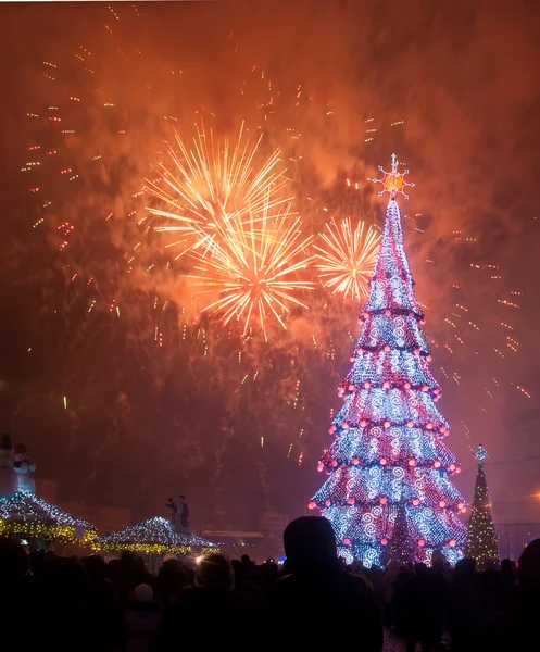 Árbol de Navidad y fuegos artificiales — Foto de Stock