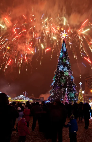 Árvore de natal e fogos de artifício — Fotografia de Stock