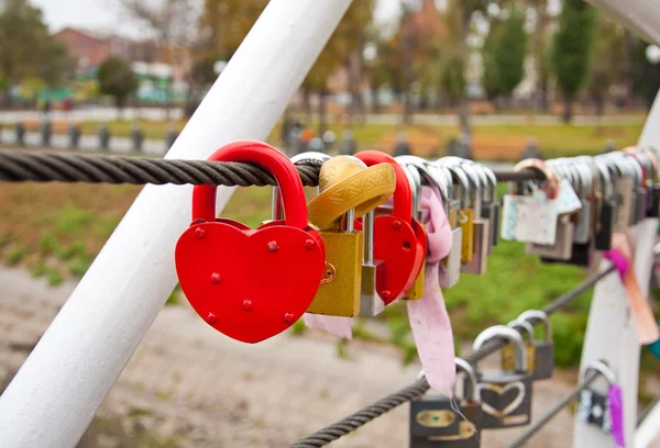 Rött hänglås i form av hjärta — Stockfoto