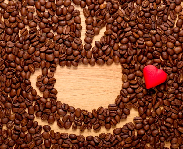 Koffiebonen cup en rood hart — Stockfoto