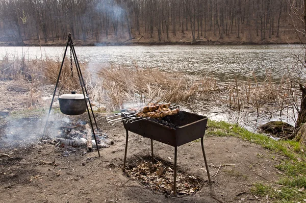 Bir açık ateş üzerinde pişirme — Stok fotoğraf