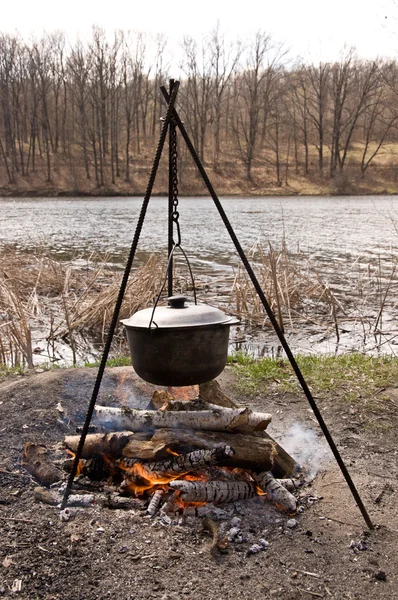 Kamp ateşi pişirme — Stok fotoğraf