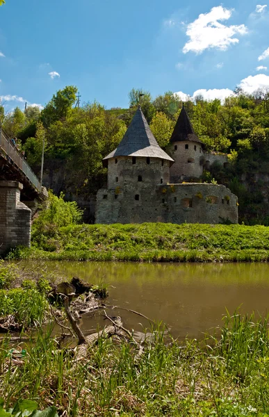 Starý hrad u řeky — Stock fotografie